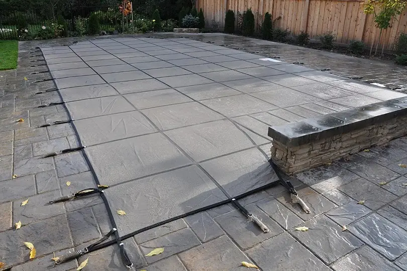 Family pool with integrated spa