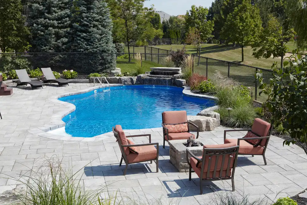 Family pool with integrated spa