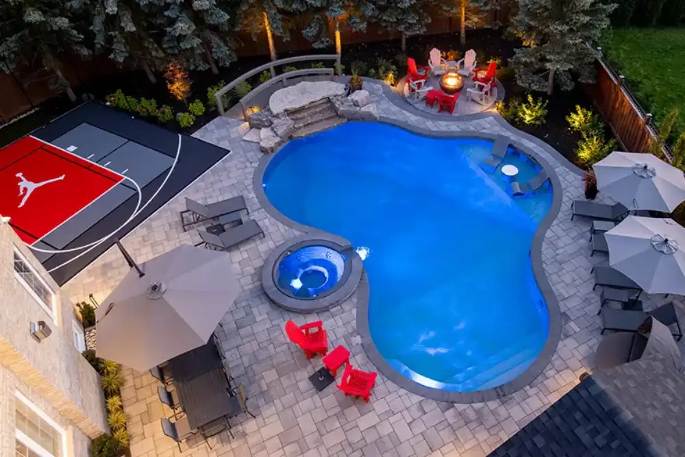 Family pool with integrated spa